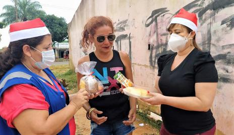 “Toca o coração”, diz mulher em situação de rua que recebeu kit natalino em Araguaína