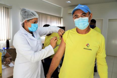 Trabalhadores da limpeza de Araguaína são vacinados contra covid-19