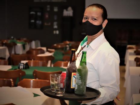 Trabalho e pandemia: “Saber linguagem corporal nunca foi tão importante”, relata garçonete
