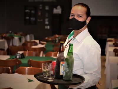 Trabalho e pandemia: “Saber linguagem corporal nunca foi tão importante”, relata garçonete