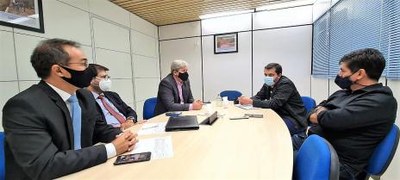 Wagner e técnicos da Codevasf discutem detalhes da canalização de córrego do antigo buracão