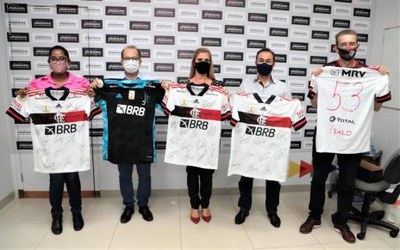 Wagner recebe camisas do Flamengo com desenhos de crianças e autografadas por jogadores