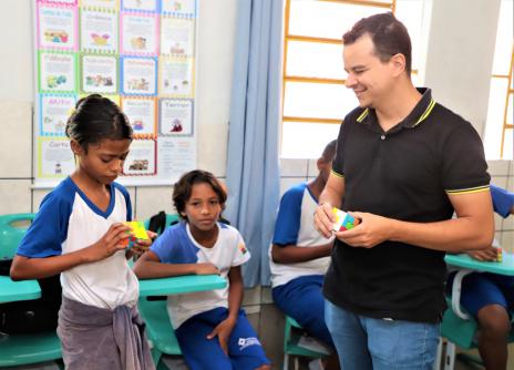Além da Sala de Aula: Professor utiliza intervalo para ensinar controle emocional por meio da matemática