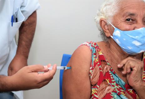 Araguaína inicia 2ª dose de reforço contra covid para idosos acima dos 80 anos