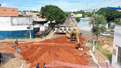 ASTT orienta sobre rotas alternativas em trecho no Centro durante obras em Araguaína