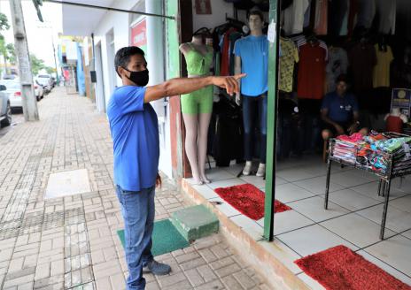 Comerciantes da Avenida Prefeito João de Sousa Lima garantem acessibilidade nas calçadas