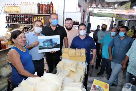 Durante almoço no Mercado Municipal de Araguaína, Wagner e Eduardo Gomes anunciam reconstrução do espaço