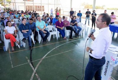 “Estamos chegando na casa de quem precisa”, diz Wagner durante entrega de títulos de imóveis a moradores