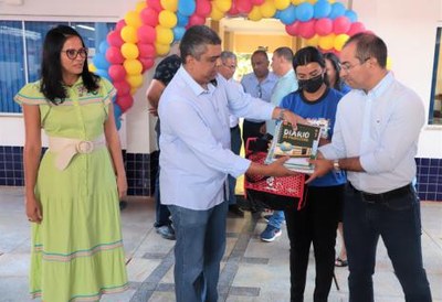 “Estamos investindo de maneira ampla na Educação”, afirma Wagner em entrega de kits escolares