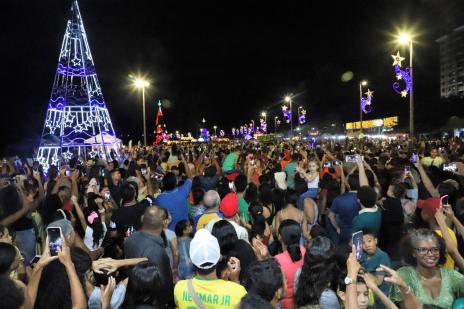 Famílias de vários bairros participam do lançamento do Natal Araguaína Iluminada