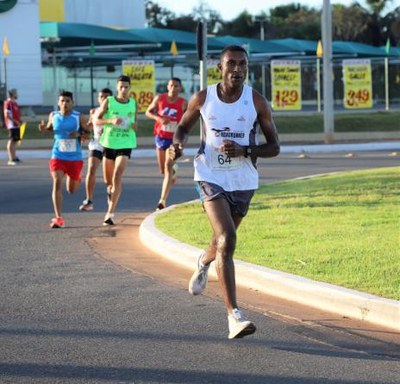 Mais de 700 corredores participam da 30ª Corrida de Rua do Trabalhador de Araguaína