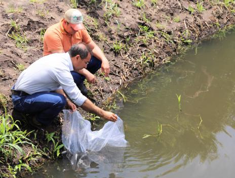 “Nós da cidade precisamos de vocês do campo”, afirma Wagner durante entrega de tanques para criação de peixes na zona rural