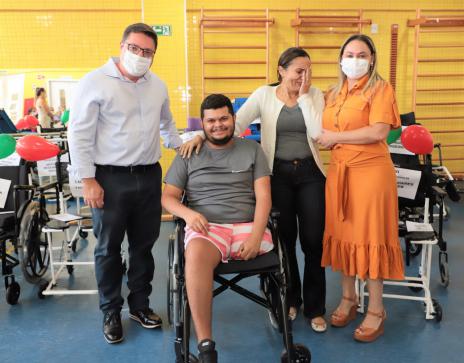 Pacientes do CER de Araguaína recebem cadeiras de rodas e de banho adaptadas para cada deficiência