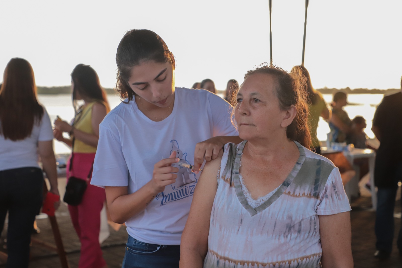 Além da imunização, quem passou pelo principal cartão postal da cidade, nessa quinta-feira, 13, pode realizar testes de glicemia, aferir pressão, receber atendimento odontológico e outros serviços (Foto: Marcos Sandes Neto)