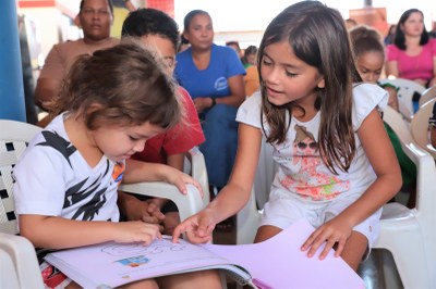 “Não é um simples material, é uma linda iniciativa que valoriza a educação das crianças”, diz avó de aluna durante a entrega dos kits escolares em Araguaína