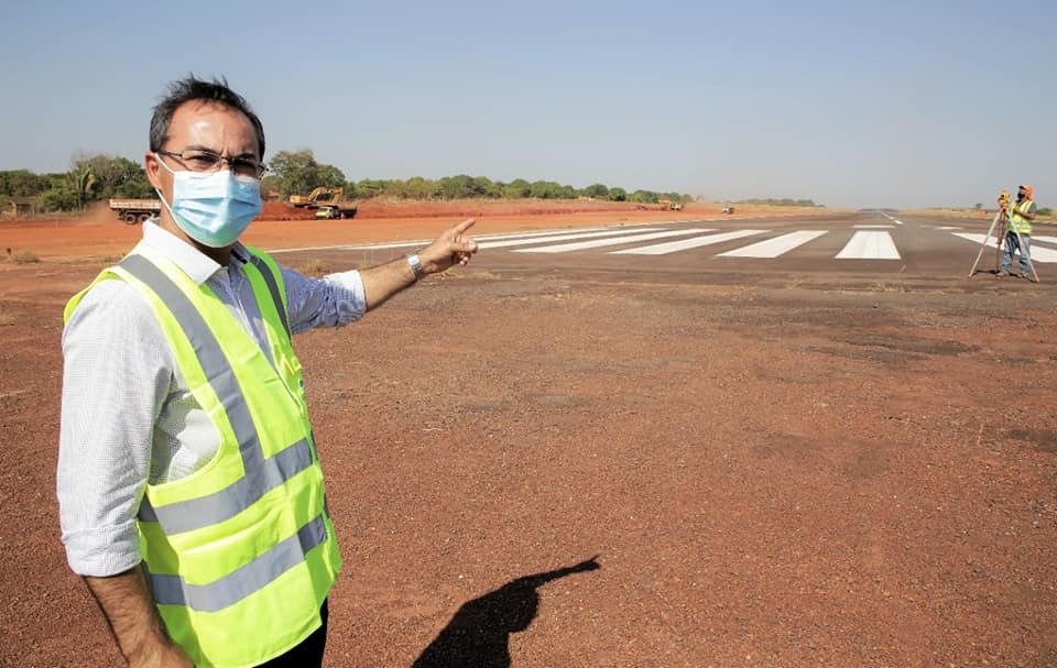 Obras do aeroporto para receber voos de jatos estão avançadas e primeira etapa, com nivelamento das cabeceiras, drenagem e proteção vegetal da pista, deverá estar concluída em junho (Foto: Marcos Sandes/Secom Araguaína)