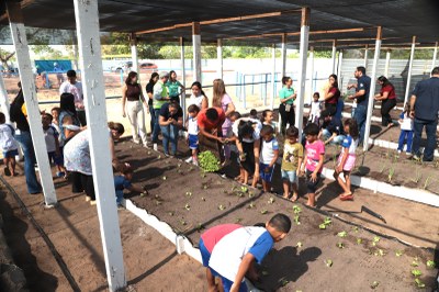 Alunos da rede municipal de ensino aprendem a plantar na horta comunitária do shopping em construção em Araguaína