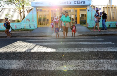 ASTT de Araguaína orienta condutores em áreas escolares sobre as infrações de trânsito mais comuns