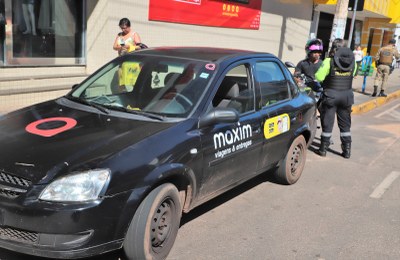 ASTT faz blitzen de fiscalização para combater o transporte irregular de passageiros