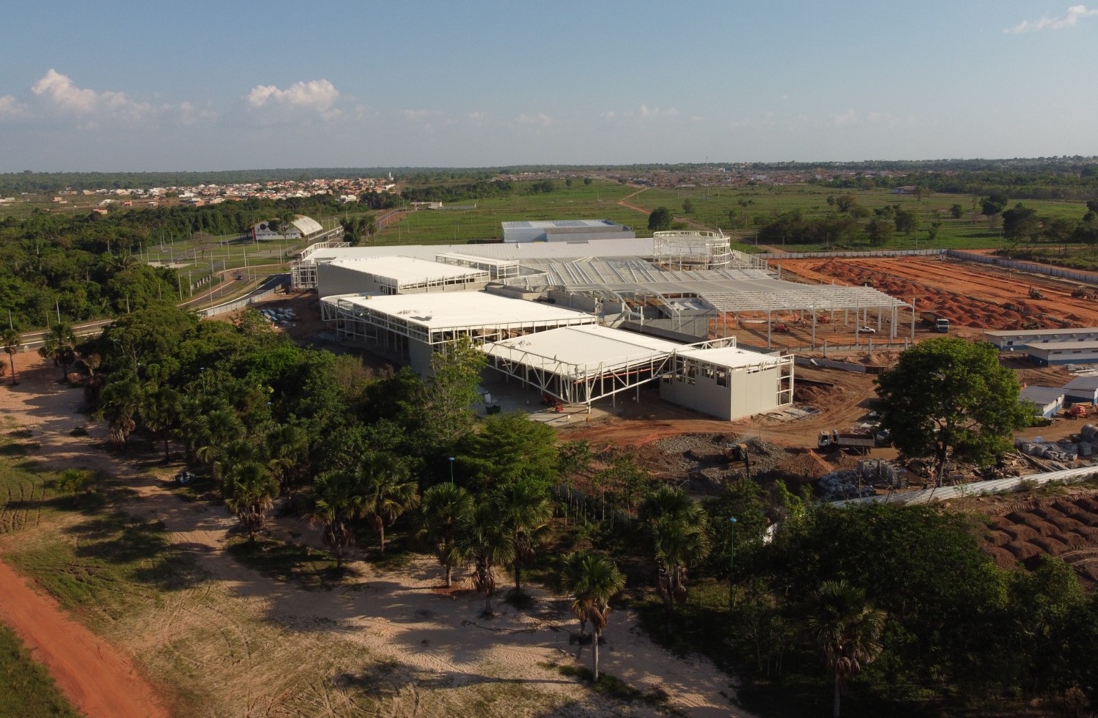 Entre as espécies que serão colocadas estão o Buriti, Ipê, Ingá e Embaúba. O local será cercado para otimizar os cuidados e terá dois portões de acesso à população ao bosque e ao shopping