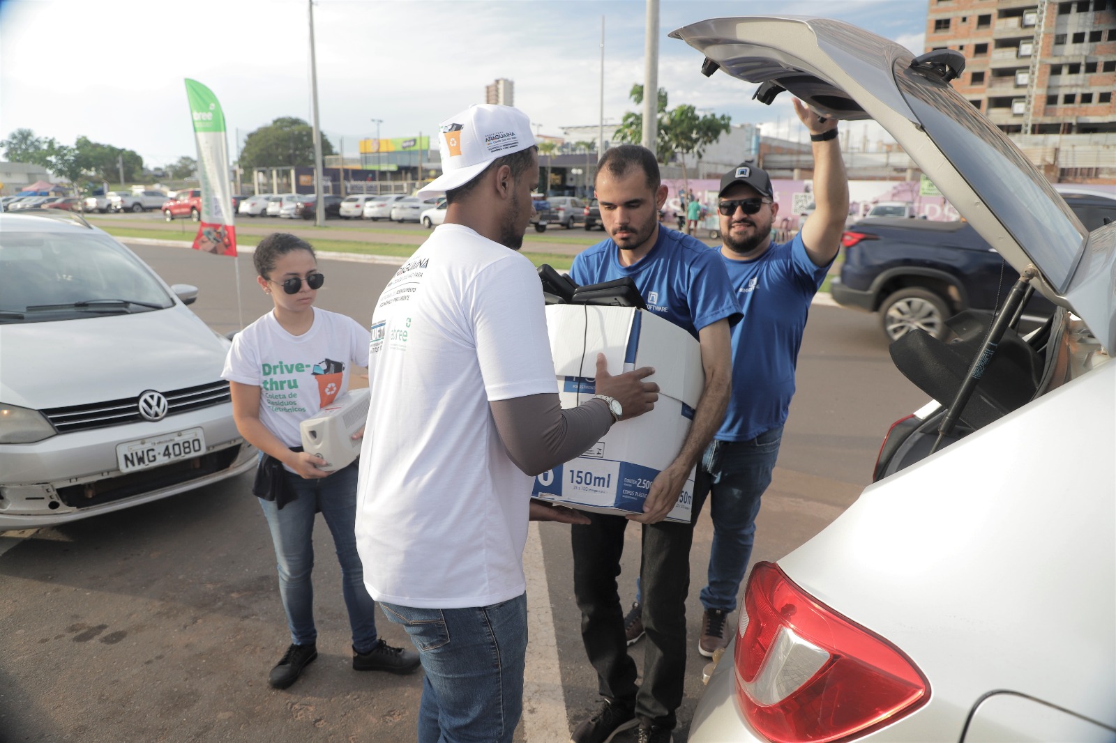 No modelo drive-thru, a população pode fazer o descarte correto dos resíduos