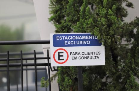 Ministério Público determina que estacionamentos recuados nas calçadas deverão ser adequados à legislação de trânsito
