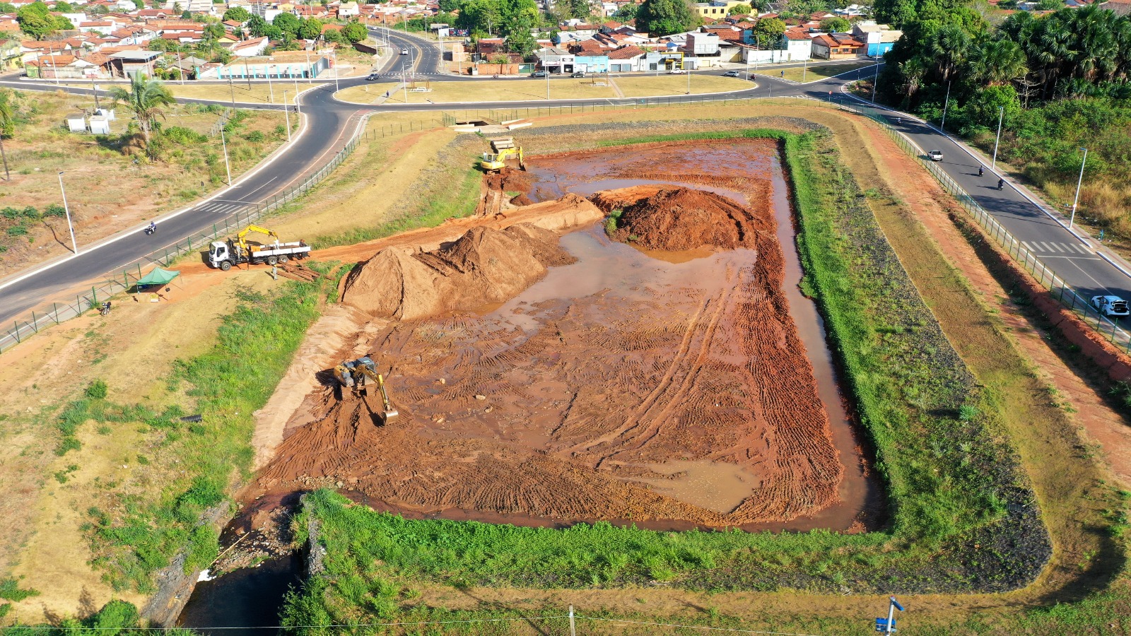 O reservatório serve para controlar o escoamento da água das chuvas com um armazenamento temporário, garantindo que o sistema de macrodrenagem funcione com eficiência