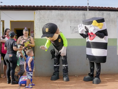 “Depois que temos filhos, a gente pensa mais na nossa vida”, diz moradora durante blitz educativa