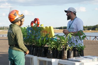 Araguaína mais verde: 100 mudas de espécies do Cerrado foram distribuídas durante o Pit Stop Ecológico na Via Lago
