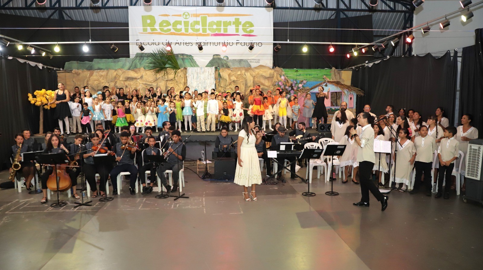 O evento contou com a participação de 135 artistas com idades entre 4 e 62 anos, sendo 33 músicos na banda Articum, 30 coristas no coral Bequadros, nove solistas e um corpo de bailarinos com 60 participantes