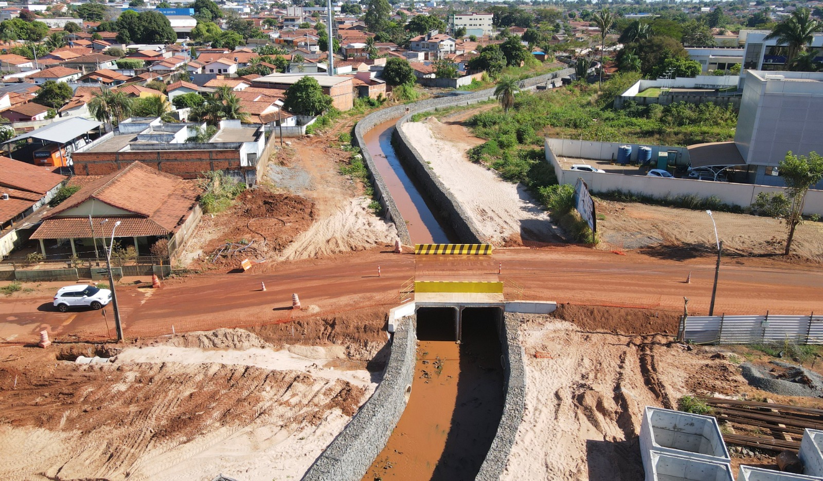 Na Rua 13 de Janeiro, no Bairro Neblina, a antiga ponte já foi substituída por uma nova travessia