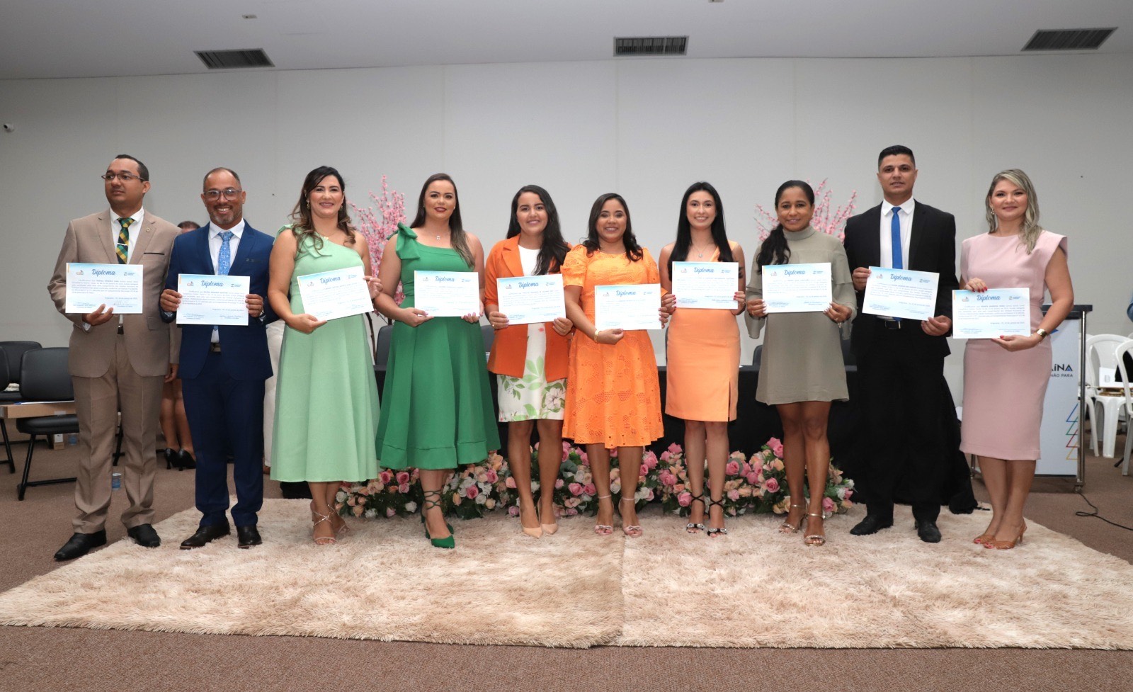 Durante a cerimônia, além da assinatura do termo de posse, recebimento do diploma e carteirinha, os conselheiros também receberam notebooks para o trabalho