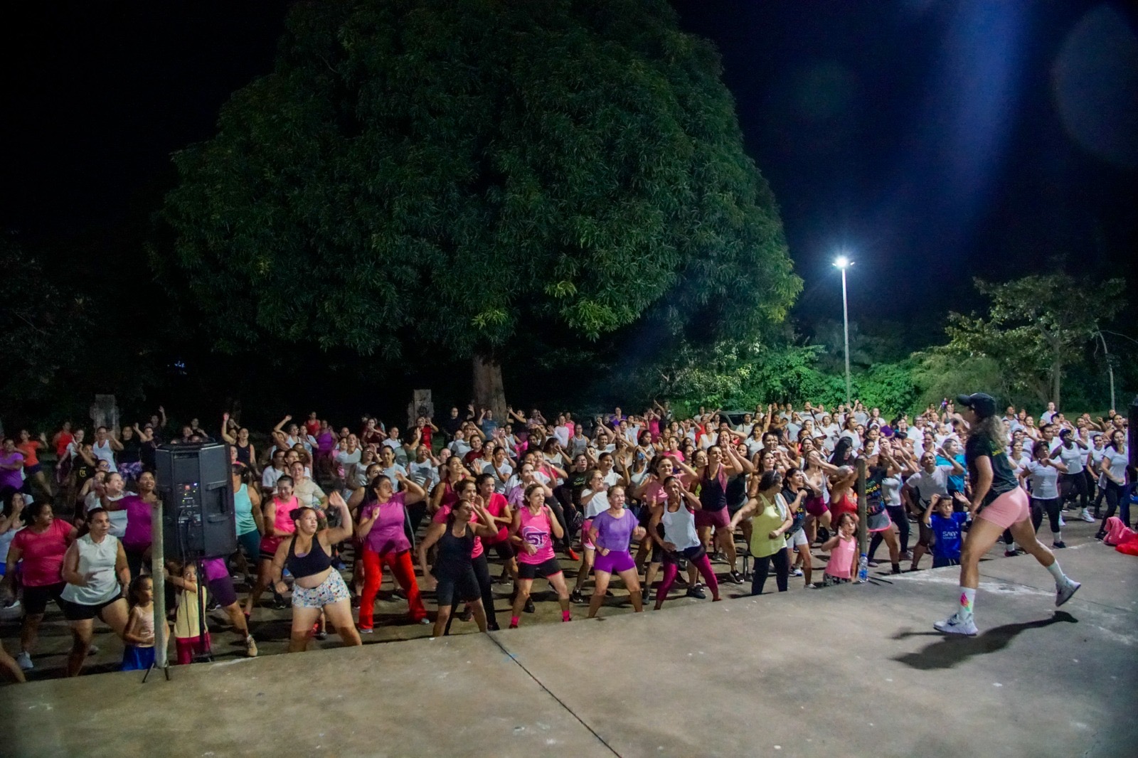 O projeto impacta positivamente a vida de mais de mil pessoas, oferecendo atividades de dança gratuitas em diversas escolas e praças da cidade