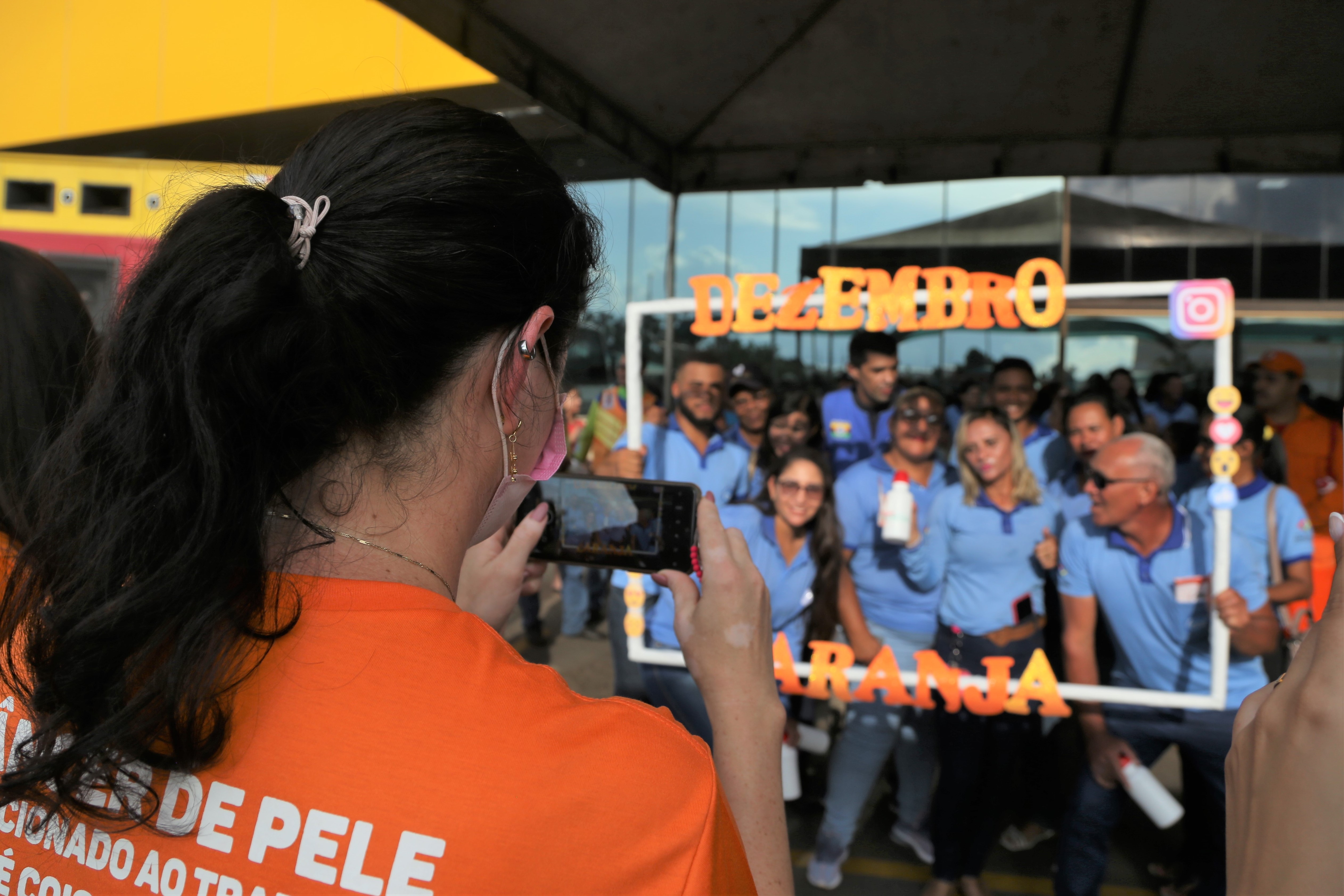 “O câncer de pele é o tipo mais frequente no Brasil e tem forte relação com atividades que envolvem exposição direta ao sol, por isso, vamos focar em levar as orientações diretamente a esses profissionais em seus ambientes de trabalho”, explica a diretora do CEREST, Lilalea Alves Farias
