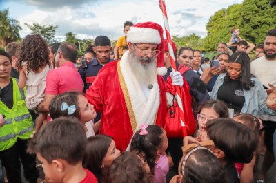 Chegada do Papai Noel no Parque Cimba marca abertura oficial da Vila de Natal em Araguaína