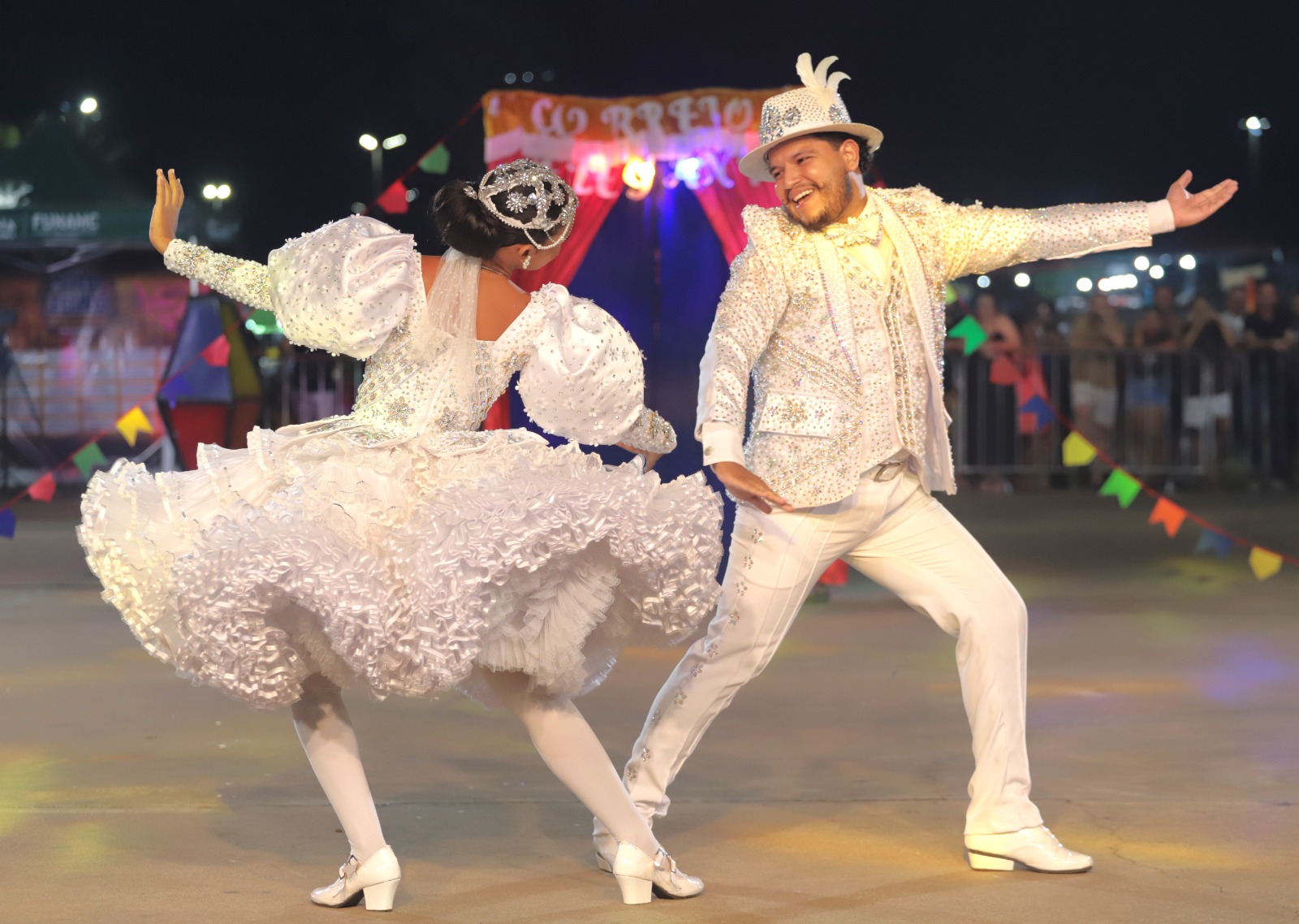 Se apresentam hoje as juninas Êta mundo bom (Araguaína), Viva São João (Estreito–MA), Filhos da Boa Vista (Tocantinópolis) e Babaçuá (Xambioá). Amanhã é a vez dos Fêi de Cun Força (Araguaína), Pizada da Butina (Palmas), Encanto do Luar (Araguaína) e os Malacabados (Araguaína)