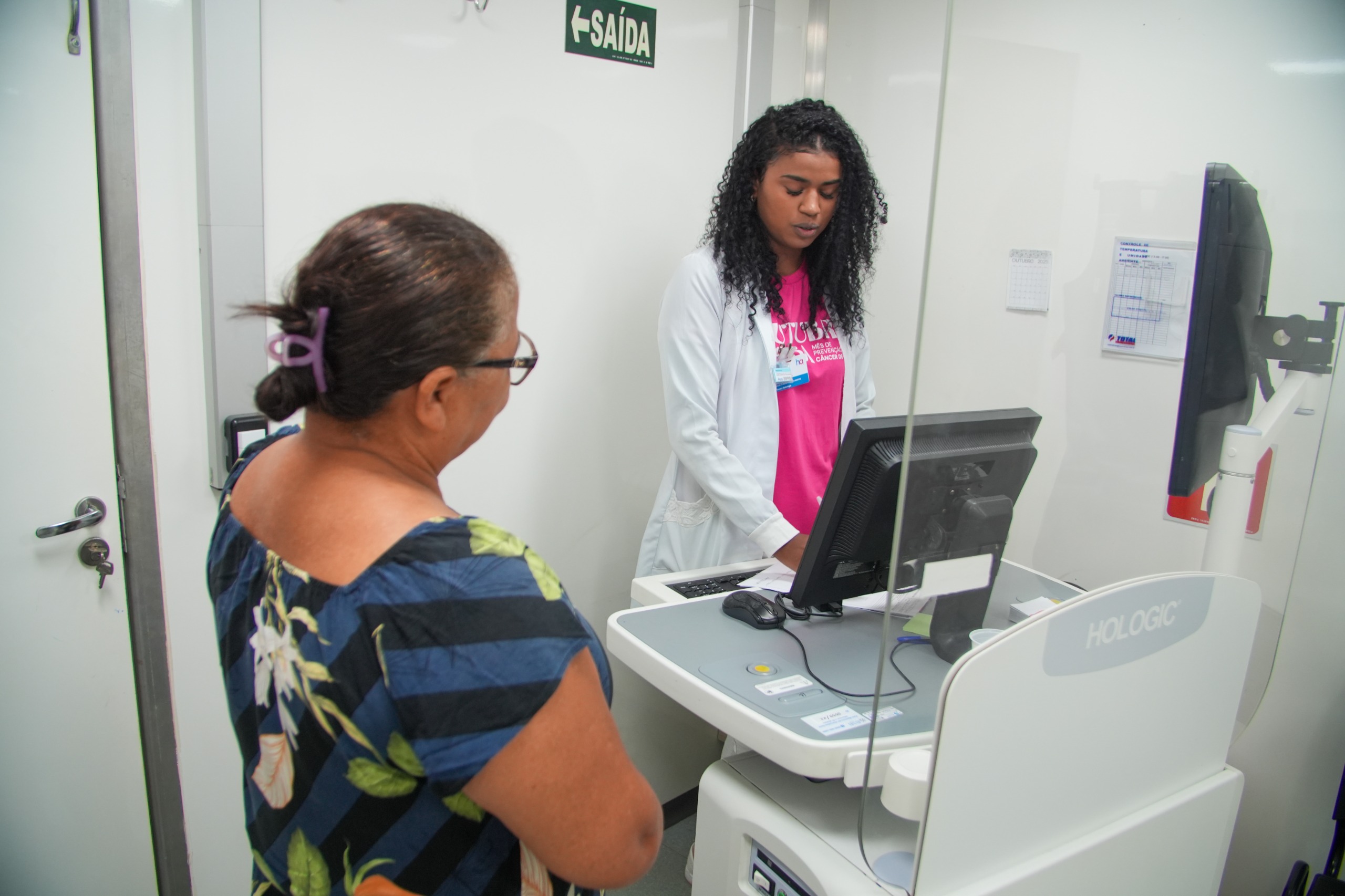 Mulheres de Araguaína participaram do Dia D do Outubro Rosa em uma tarde dedicada à prevenção, autocuidado e conscientização sobre o câncer de mama e de colo do útero.