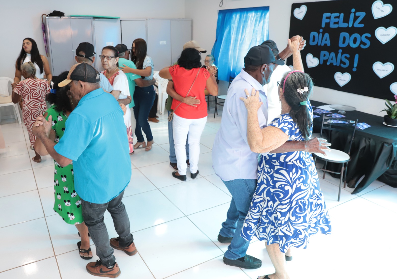 Neste dia 8, no SCFV II, do Setor Costa Esmeralda, cerca de 50 pais idosos do bairro foram convidados para uma tarde de conversas e muito forró