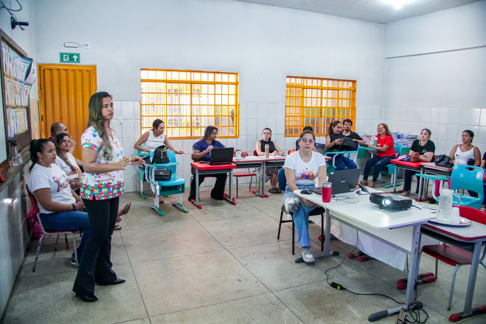 O projeto tem como foco oferecer formações direcionadas em dois eixos: manejo de comportamento e estratégias de alfabetização de estudantes com TEA