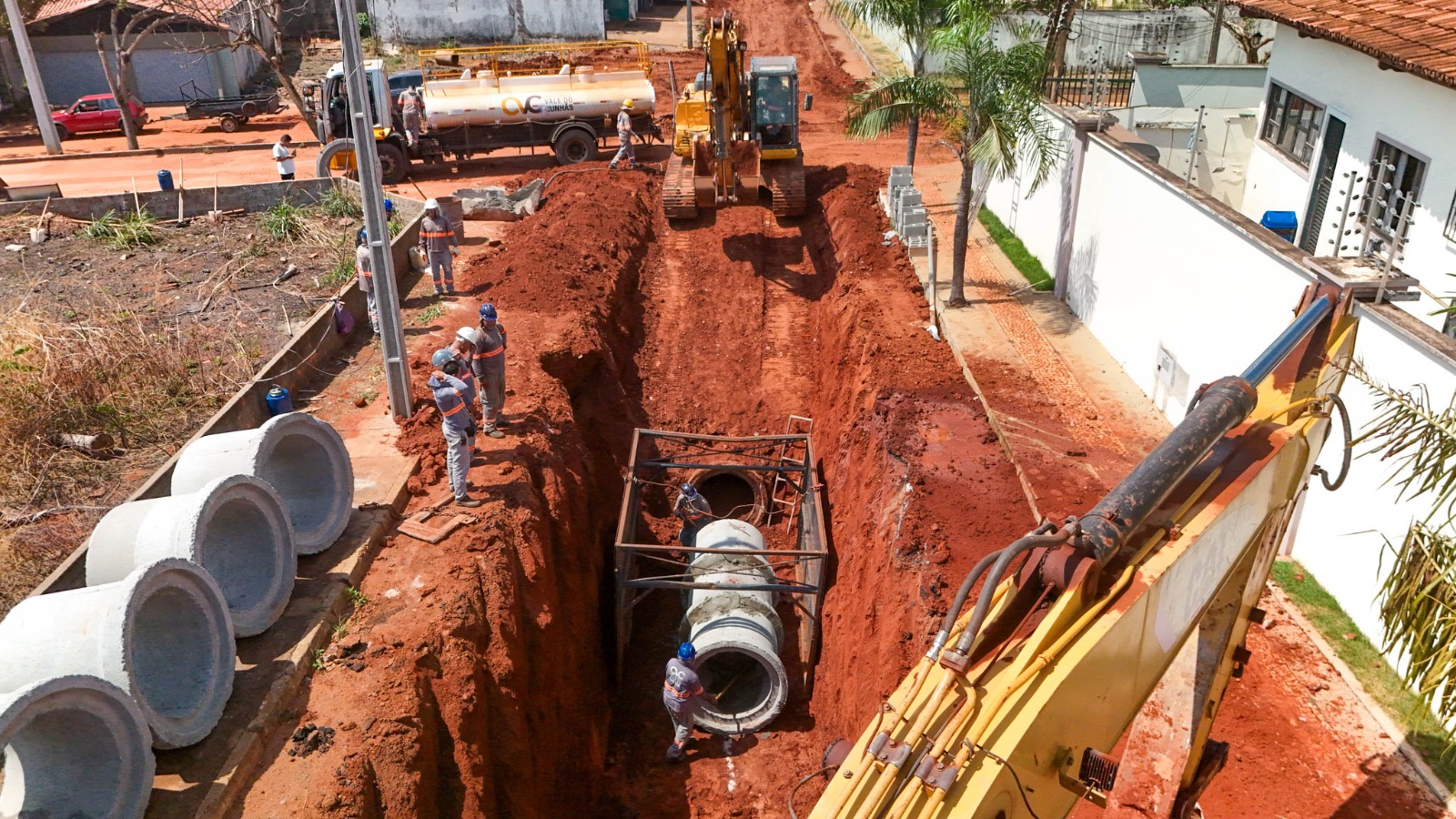 As regiões do entorno da obra receberam sinalizações indicando desvios e proibição de passagem, por isso a Prefeitura de Araguaína pede a atenção dos condutores e pedestres que trafegam pelo setor.