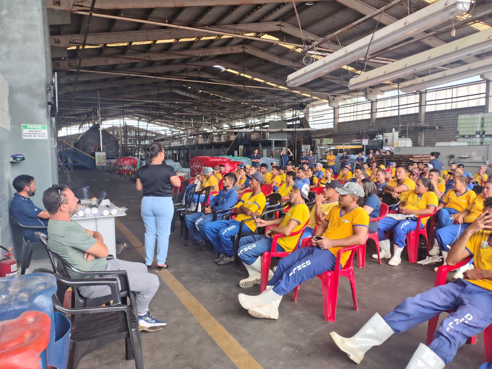 As atividades são desenvolvidas de forma educativa e participativa, com palestras, rodas de conversa e dinâmicas que incentivam a reflexão e a adoção de práticas seguras no ambiente de trabalho.