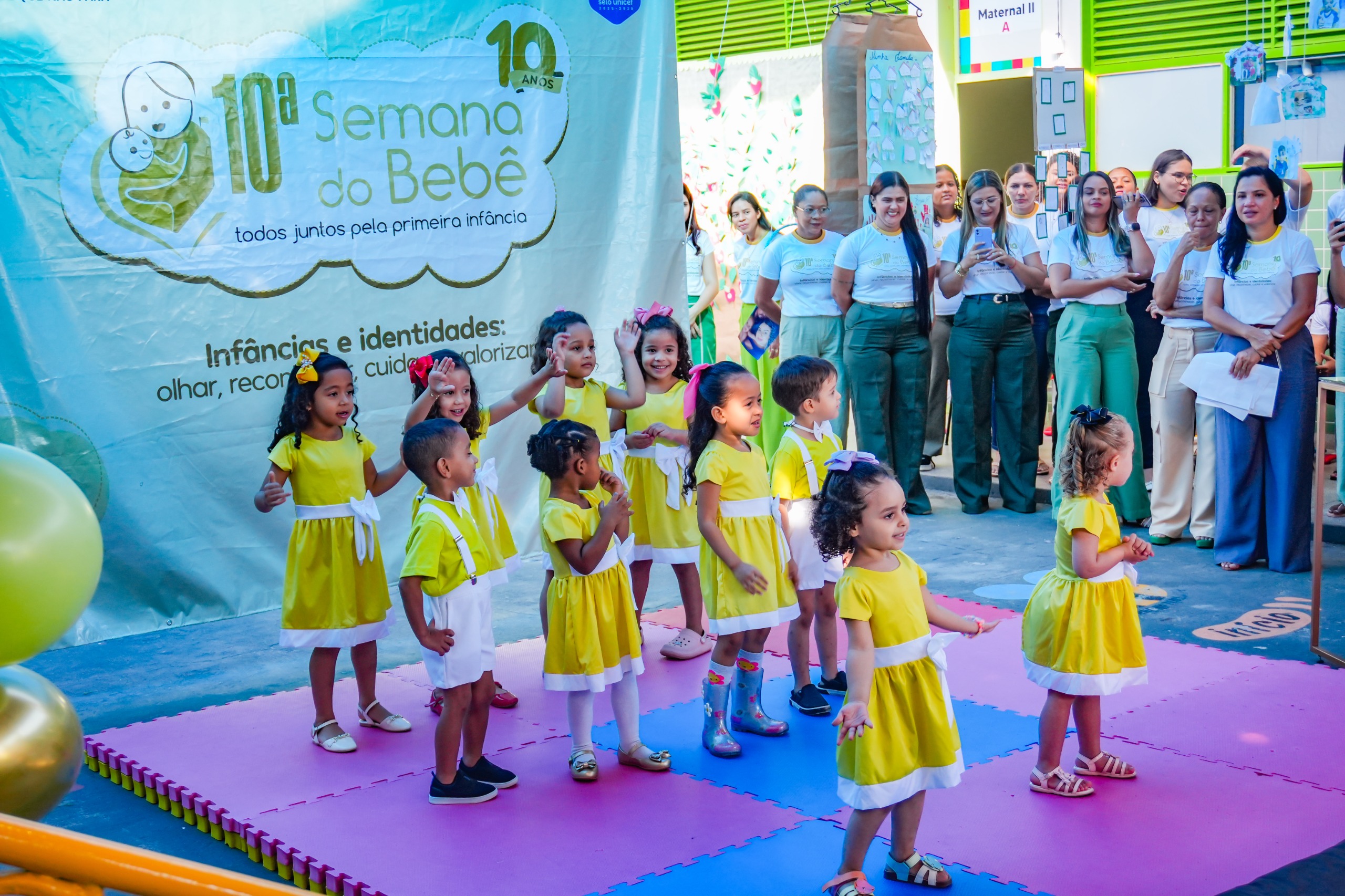 A cerimônia de encerramento também marcou um momento de confraternização e reafirmação do compromisso coletivo das instituições municipais com o cuidado e desenvolvimento da primeira infância em Araguaína.