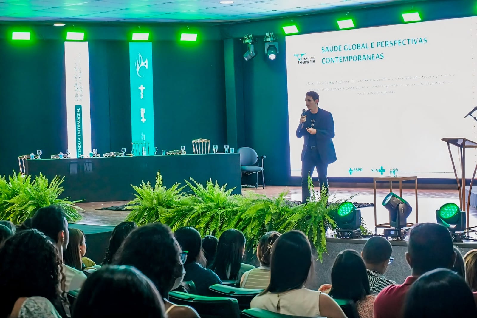 O grande destaque da abertura do Congresso foi a conferência magna “O papel estratégico da Enfermagem na saúde global”, ministrada por Matheus Madson, representante do Ministério da Saúde,  que abordou os desafios e a importância da atuação da enfermagem nos sistemas de saúde.