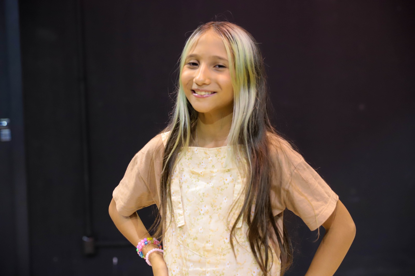 Estudante da Escola Municipal Benedito Canuto Braga no período vespertino, Maitê frequenta pela manhã a Escola de Artes de Araguaína Raimundo Paulino, onde participa de atividades de desenho, iniciação musical e coral. O contato com diferentes linguagens artísticas faz parte de sua rotina desde cedo e ajudou a despertar o interesse pelo teatro.