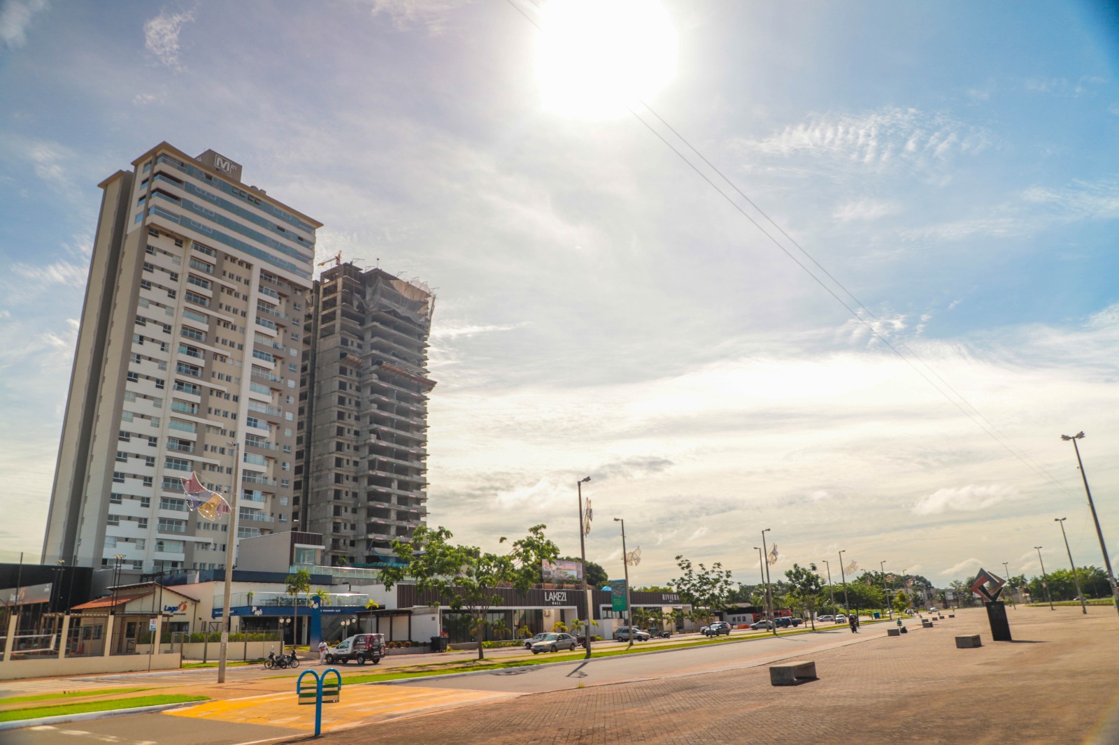 Há possibilidades no calçadão da Via Lago, ao lado do monumento, e no passeio de entrada do Parque Cimba