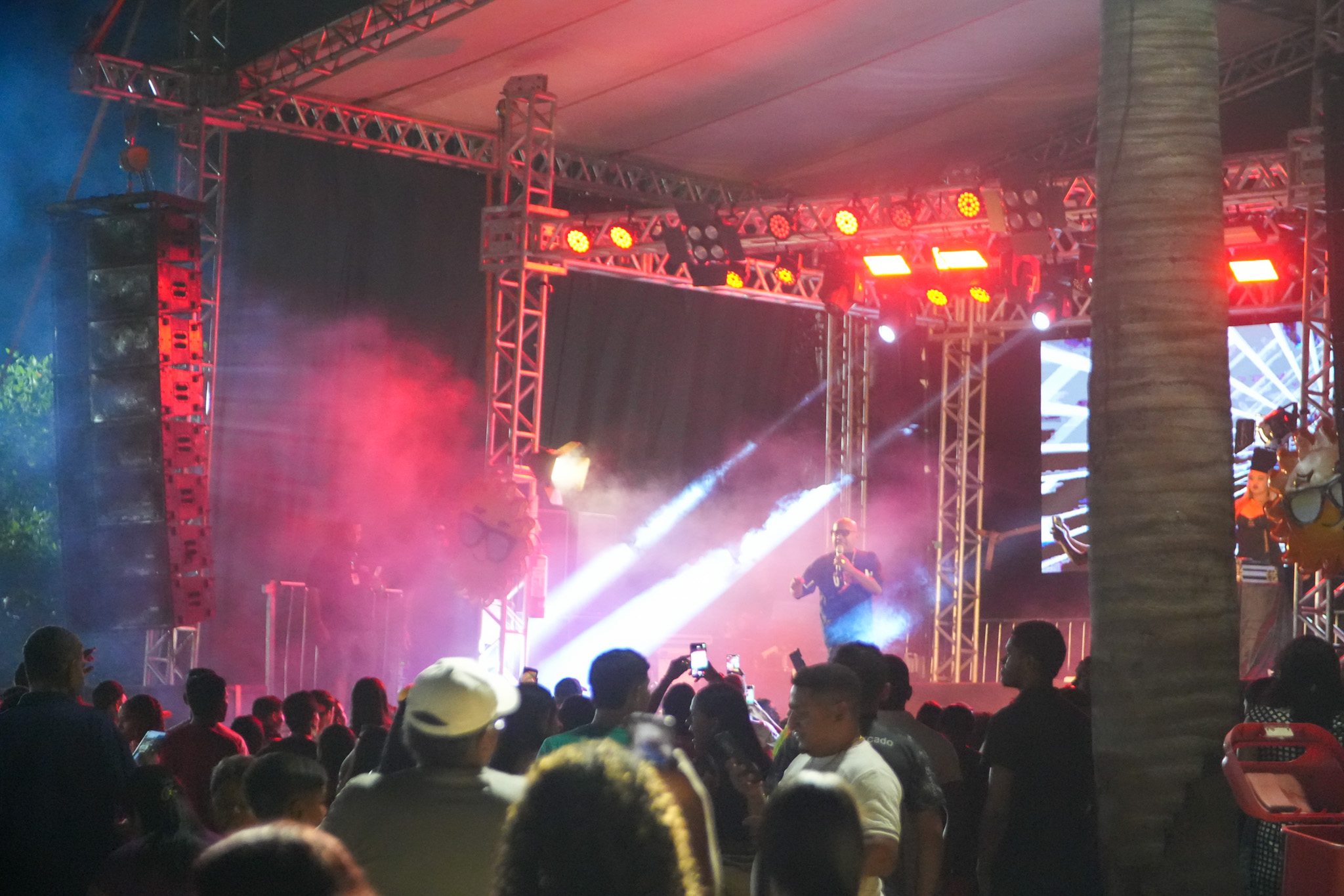 Nesta sexta-feira, 24, as apresentações começam às 20 horas com o Projeto Duo Vux, formado por dois DJs que se apresentam simultaneamente