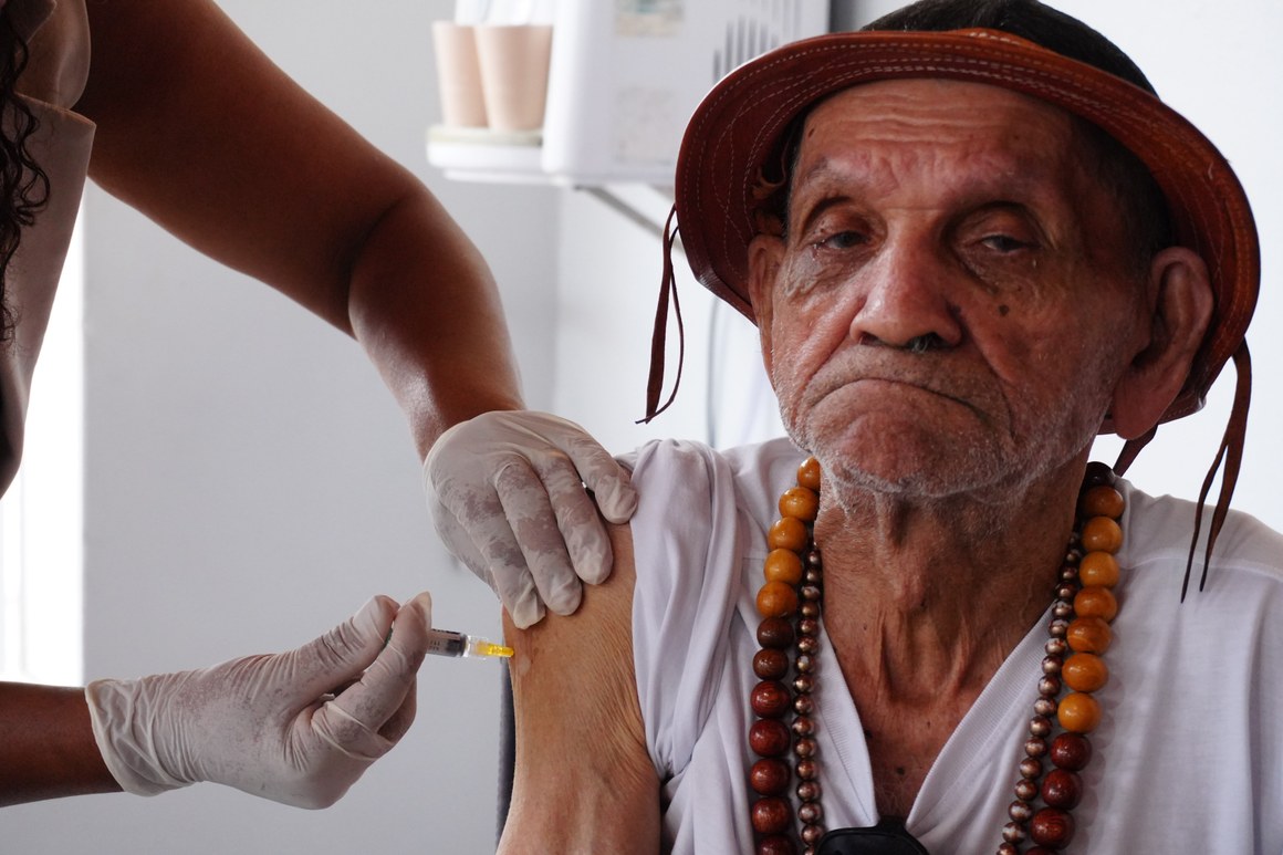 Prefeitura leva vacina Pneumo 20 a idosos acolhidos pela Casa do Idoso Sagrado Coração de Jesus