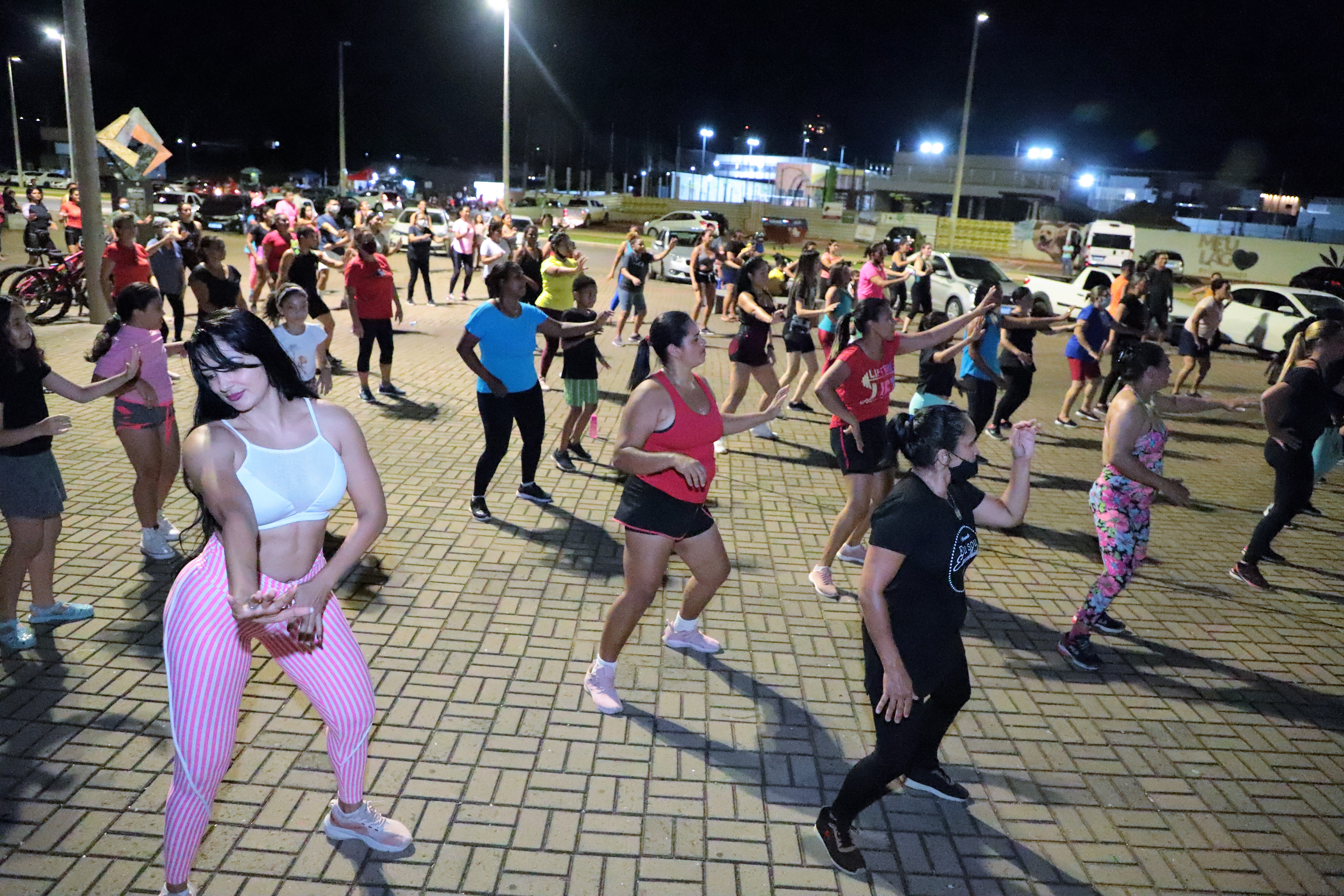 Via Lago recebe aulão especial de Dia das Mães do projeto Movimente-se
