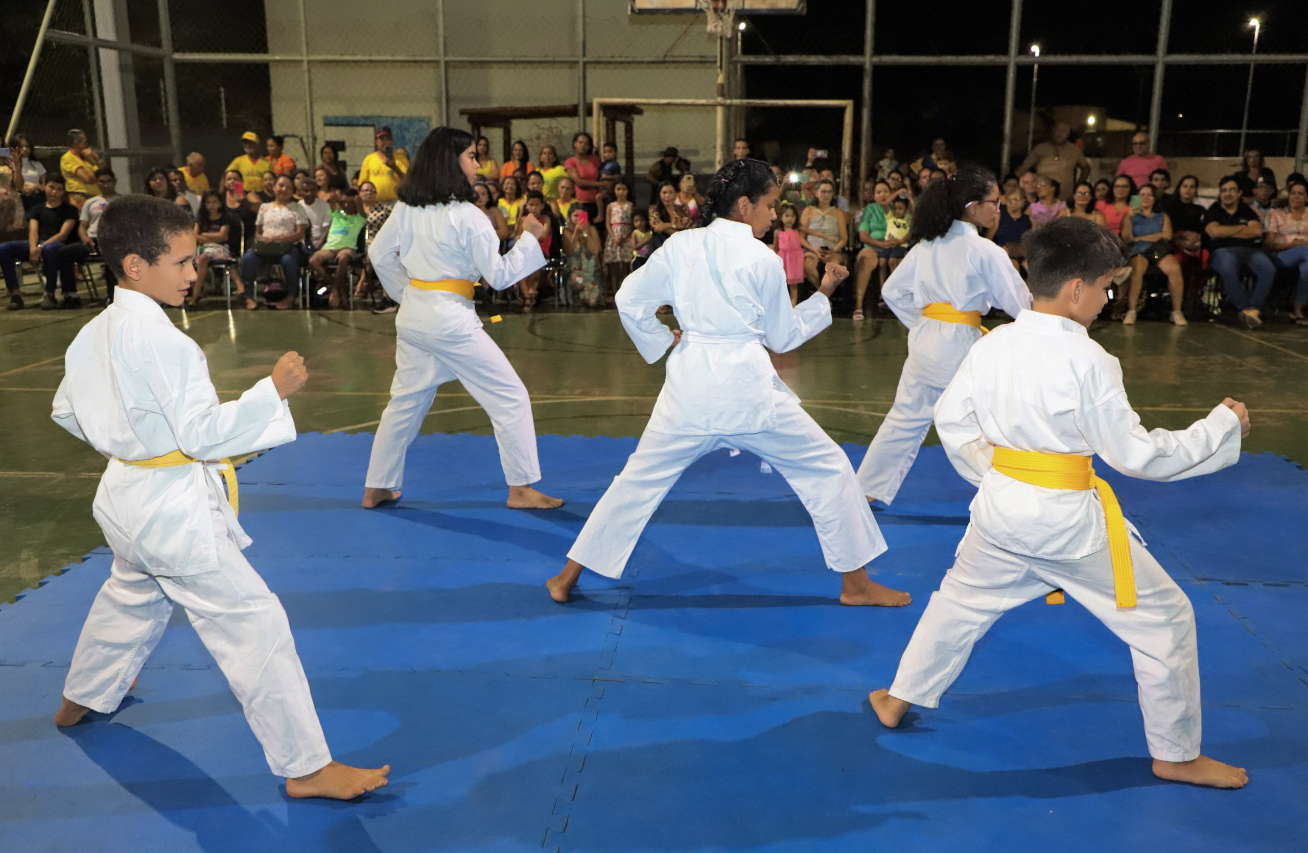 Entre as modalidades oferecidas estão futsal, balé, violão, canto, karatê e ginástica para adultos acima de 45 anos.