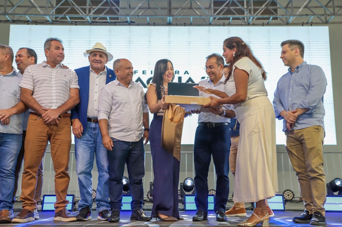 Prefeitura entrega 1.500 computadores para professores e escolas de Araguaína